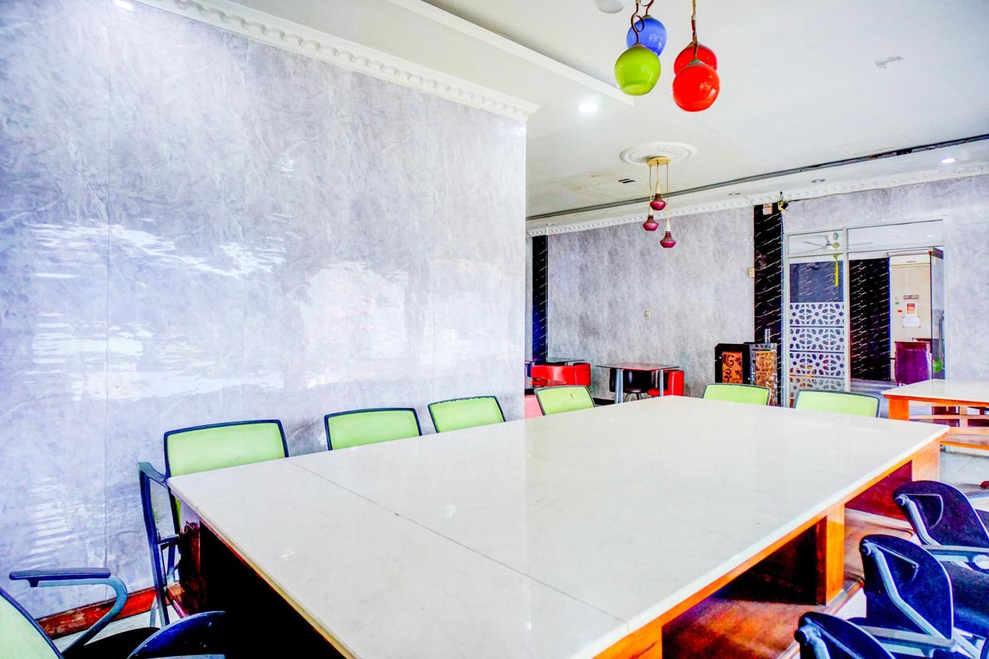 Hotel O Asyaffirah Near Masjid Raya Al Mashun Sm Raja Медан Экстерьер фото